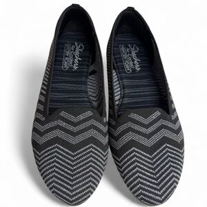 Skechers Cleo Women's Chevron Patterned Slip-on Flats in Black and Gray
